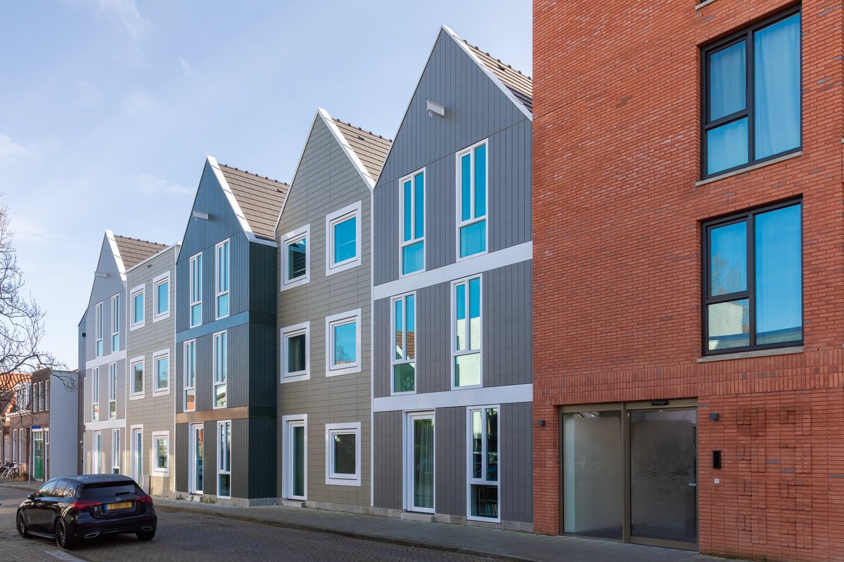 𝗕𝘂𝘂𝗿𝘁𝗳𝗲𝗲𝘀𝘁𝗷𝗲 𝟲𝟬 𝘄𝗼𝗻𝗶𝗻𝗴𝗲𝗻 𝗛𝗮𝘇𝗲𝗽𝗮𝗱 𝗭𝗮𝗮𝗻𝗱𝗮𝗺
Tijdens de afronding plantte dominee Robert de Vos van de Evangelisch-Lutherse Gemeente Zaandam een appelboom op het kerkplein, als symbool voor hoop en een frisse start voor de buurt.