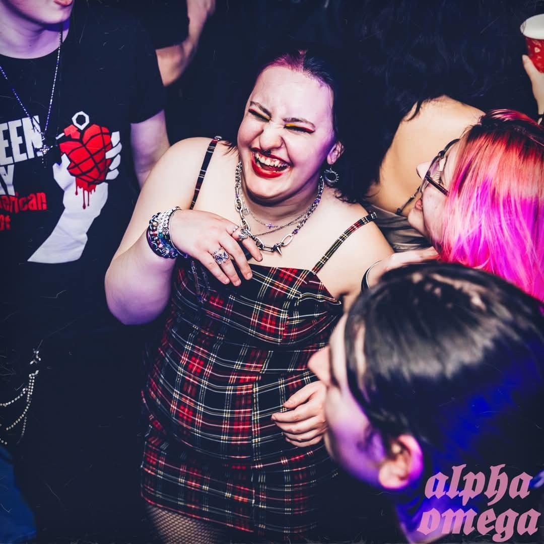 Squishy_Jess's tweet photo. Coming back to say, I hate the fact this app made my pfp look shite! THIS IS ME! FROM SATURDAY! OMG! WHAT! I LOOK SO GOOD?! Left is my pfp, right is just an extra thrown in because I LOOK AMAZING?! https://t.co/V6AXkZE9tg