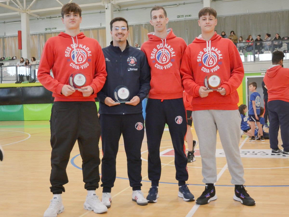 🙌🏻 Da Liga LINCO do <a href="/CBSeisNadalCoia/">Seis do Nadal - Coia</a> ao 🥉no Campionato de España coa Selección Galega Infantil Masculina.

🏀 Magín, Jorge e Pablo recibiron un recoñecemento das mans de <a href="/abelcaballero/">Abel Caballero</a>; Ángela Guerra, xerente de <a href="/HospitalPovisa/">Hospital Ribera Povisa</a>; e a Xunta Directiva do club.

PARABÉNS! 👏🏻 #GOS6IS