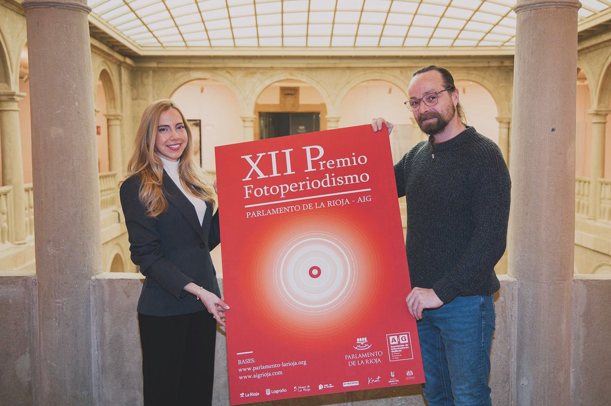 AiGRioja's tweet photo. La presidenta del Parlamento de La Rioja, Marta Fernández Cornago, y el presidente de la Asociación de Informadores Gráficos de Prensa y Televisión de La Rioja, Óscar Solórzano, presentan el XII Certamen de Fotoperiodismo del Parlamento de La Rioja-AiG. https://t.co/0eboIS0w86