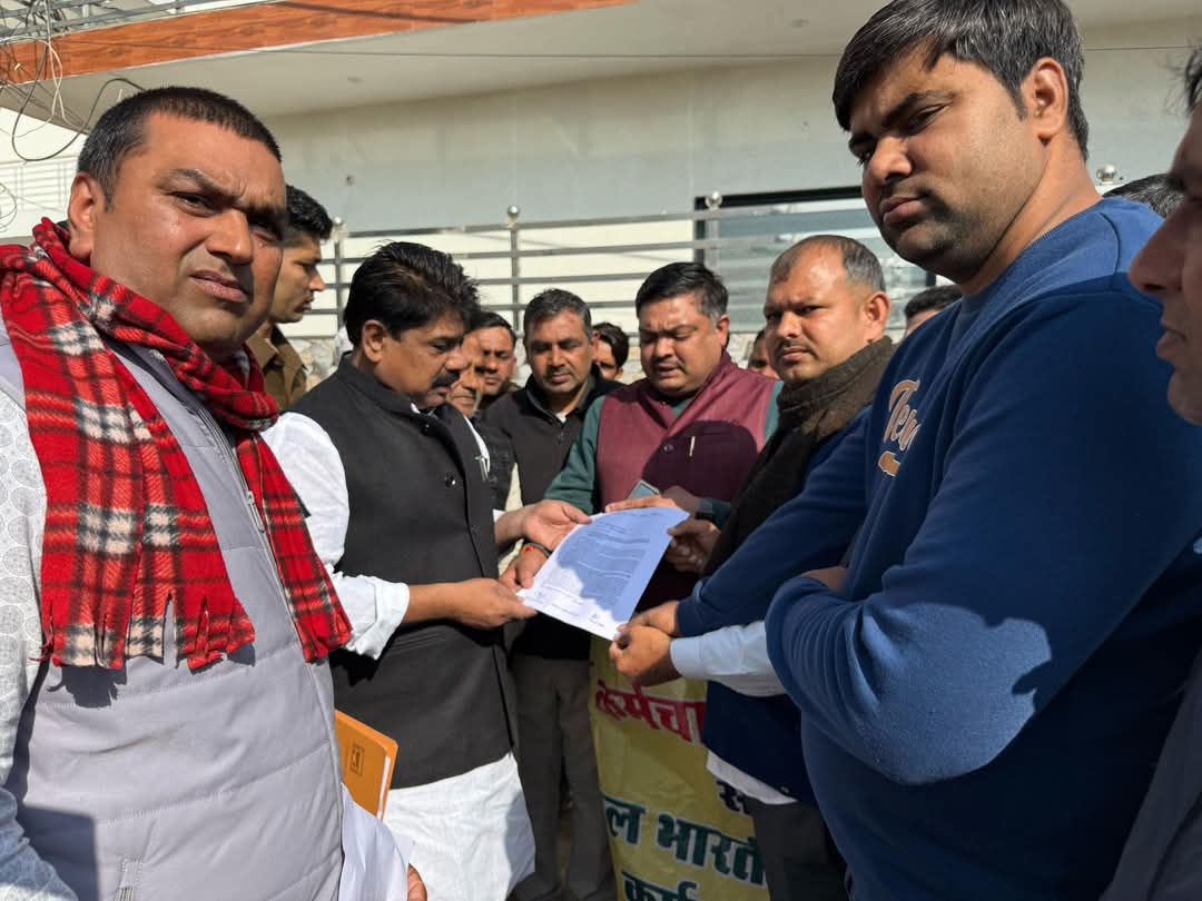 IsrailHathin's tweet photo. आज कार्यालय पर हरियाणा गवर्नमेंट पीडब्ल्यूडी मैकेनिकल वर्कर्स यूनियन ने विभिन्न मांगों को लेकर ज्ञापन सौंपा। यूनियन ने कहा कि कौशल रोजगार निगम के तहत कर्मचारियों को जॉब सुरक्षा का आश्वासन दिया गया था, लेकिन सरकार ने 5 वर्ष से कम सेवा वाले सिंचाई विभाग के कर्मचारियों को निकालना शुरू कर दिया।
हम प्रयास करेंगे कि यह मुद्दा विधानसभा सत्र में उठाया जाए और कर्मचारियों को न्याय मिले।