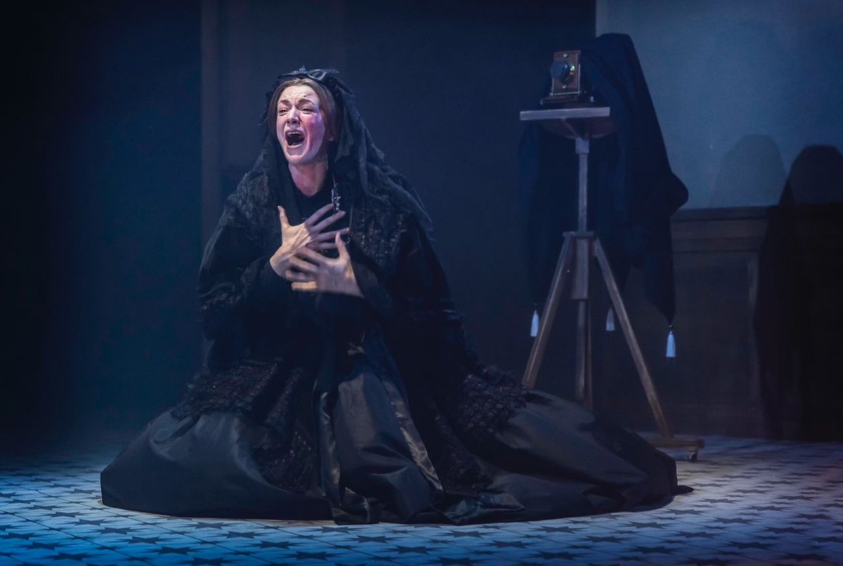 Any light shone on overlooked women should be celebrated, but this Charing Cross production of 'Mrs President' fails to do justice to the life of Mary Todd Lincoln, despite a stand-out performance from Miriam Grace Edwards.
Here's <a href="/SKWilby/">Sophiee</a>'s ⭐️⭐️ review: allthatdazzles.co.uk/post/review-mr…