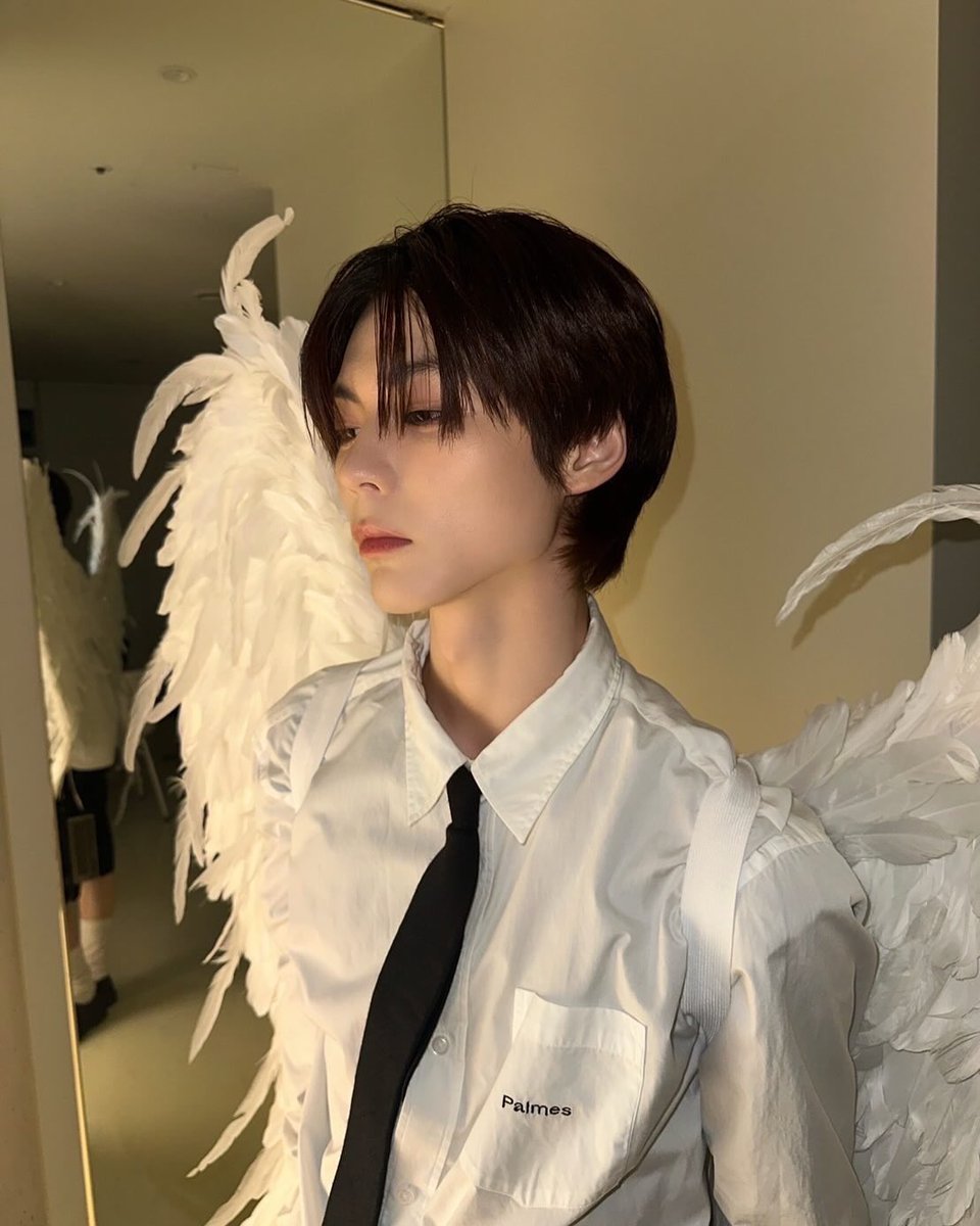 아...............  머리 붉고 생김새는 너무 천사리버스(aka악마) 같이 생겼는데 아니 이런 천사 진짜 좋은거 아시는 분... 거울뒤에 반바지가 잠시만요