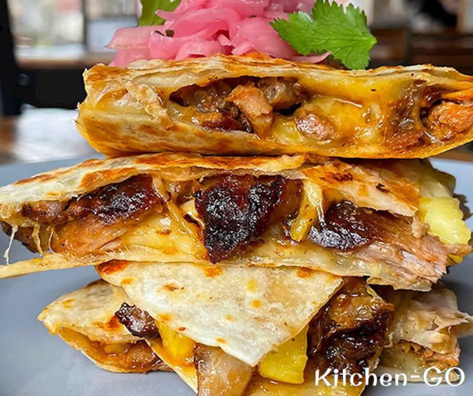 KitchenGO_brand's tweet photo. Gringas is a typical Mexican dish made with flour tortillas filled with al pastor marinated pork meat, cheese, and, most commonly, pineapple slices. #Gringas #mexicandish #tortillas #kitchengo #cooking #foodie #foodlover #herbs #spices #herbsandspices #shakers #grinders https://t.co/9eyfvcH3Lv