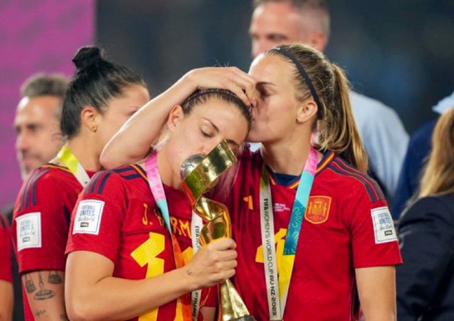 Una, puso la cabeza y la sensatez.
La otra, puso la voz y la valentía.

Ojalá más personas en el mundo como Irene Paredes y Alexia Putellas.

Contigo, <a href="/Jennihermoso/">Jenn1 Hermos0</a>.