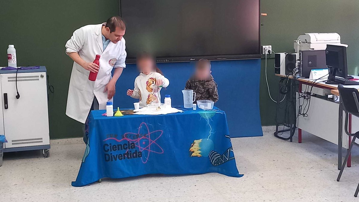 ceipelalamo's tweet photo. El científico Newtontón ha visitado las aulas de nuestros alumnos/as de Educación Infantil 4 años!!🧪🧑‍🔬👩‍🔬 https://t.co/dPOwHdL0DH