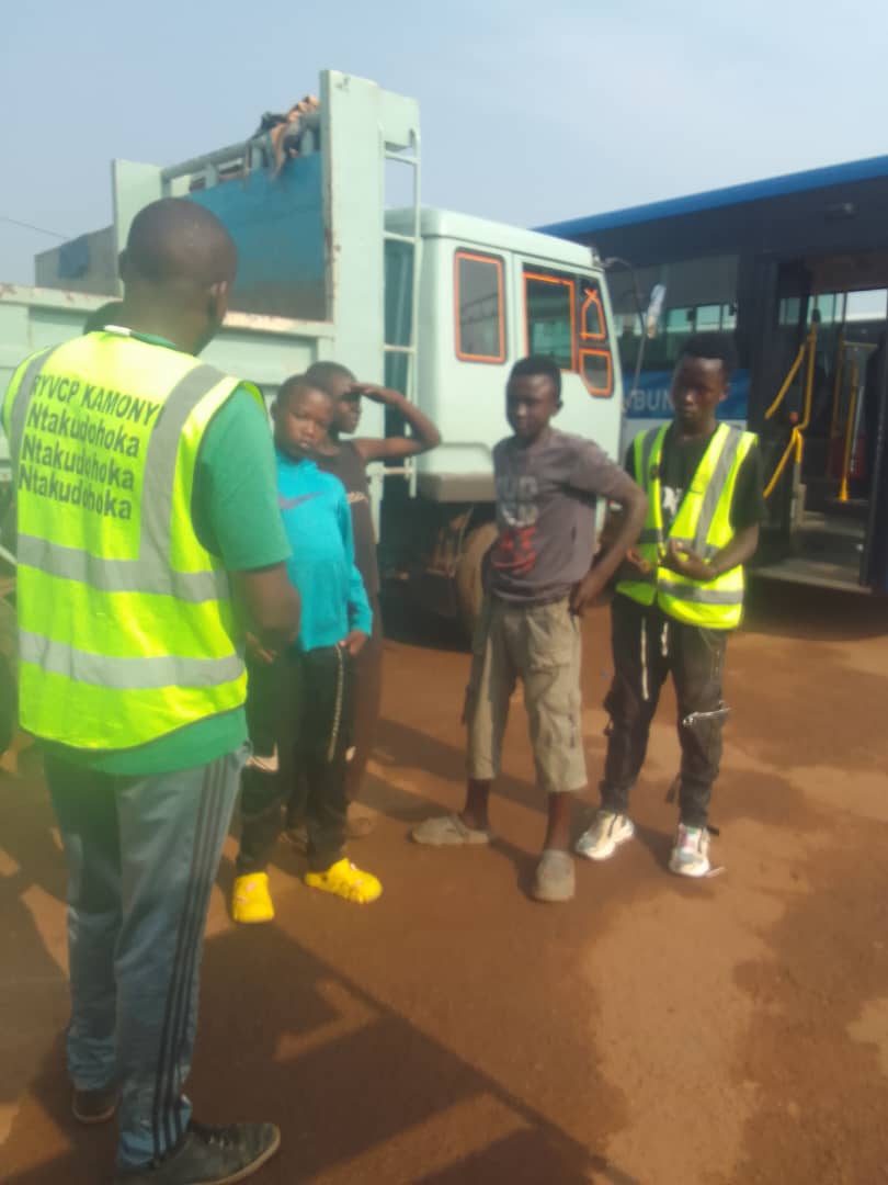 rundaryvcp's tweet photo. Mu igitondi cyo kuri uyu wa Kane @RwandaYouthVol1 yo muri @RundaSector babyukiye mubukangurambaga bwo gusubiza abana mu amashuri ni muri Gahunda ya zero out of the children. Abo bana bakaba bemeye gusubiza ku ishuri. 
@RwandaLocalGov @RwandaSouth @Rwanda_Edu @KubanaRichard https://t.co/0vRR4yUMgZ