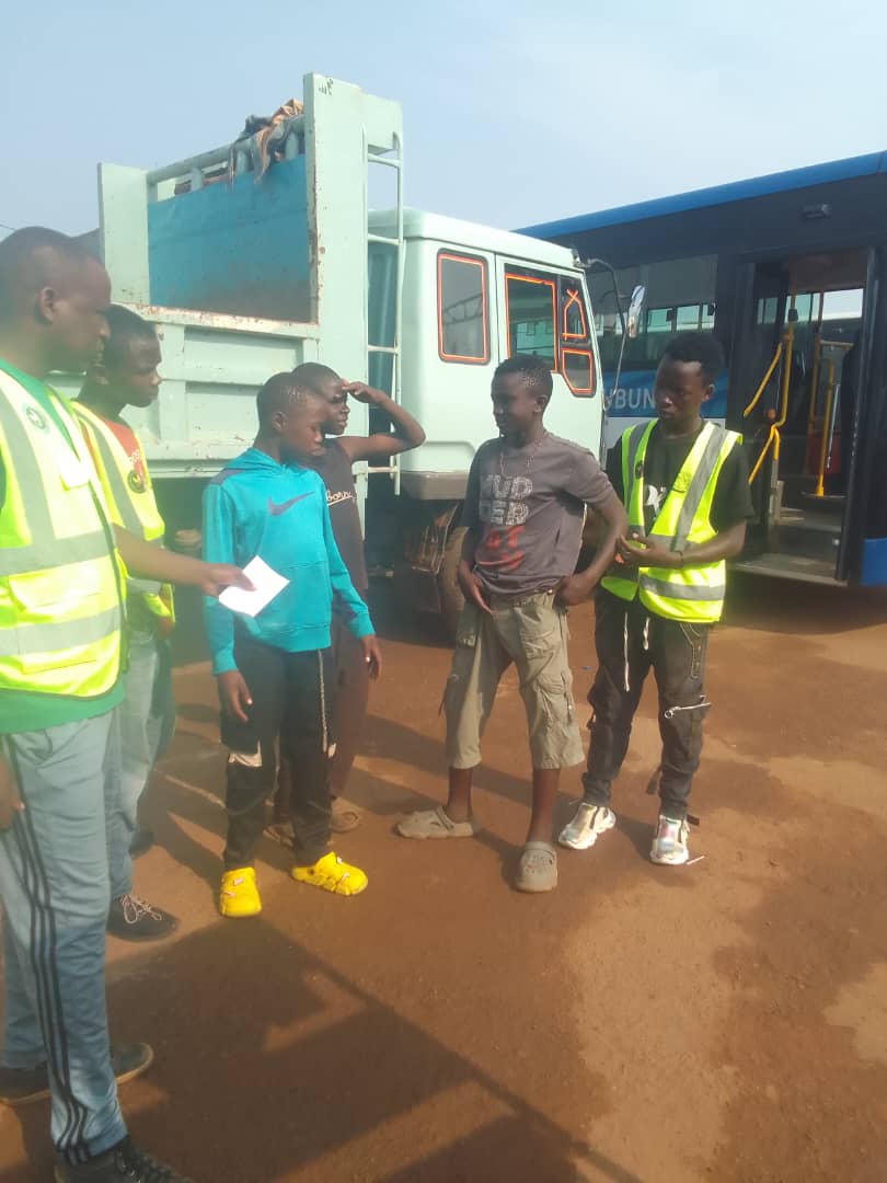 rundaryvcp's tweet photo. Mu igitondi cyo kuri uyu wa Kane @RwandaYouthVol1 yo muri @RundaSector babyukiye mubukangurambaga bwo gusubiza abana mu amashuri ni muri Gahunda ya zero out of the children. Abo bana bakaba bemeye gusubiza ku ishuri. 
@RwandaLocalGov @RwandaSouth @Rwanda_Edu @KubanaRichard https://t.co/0vRR4yUMgZ