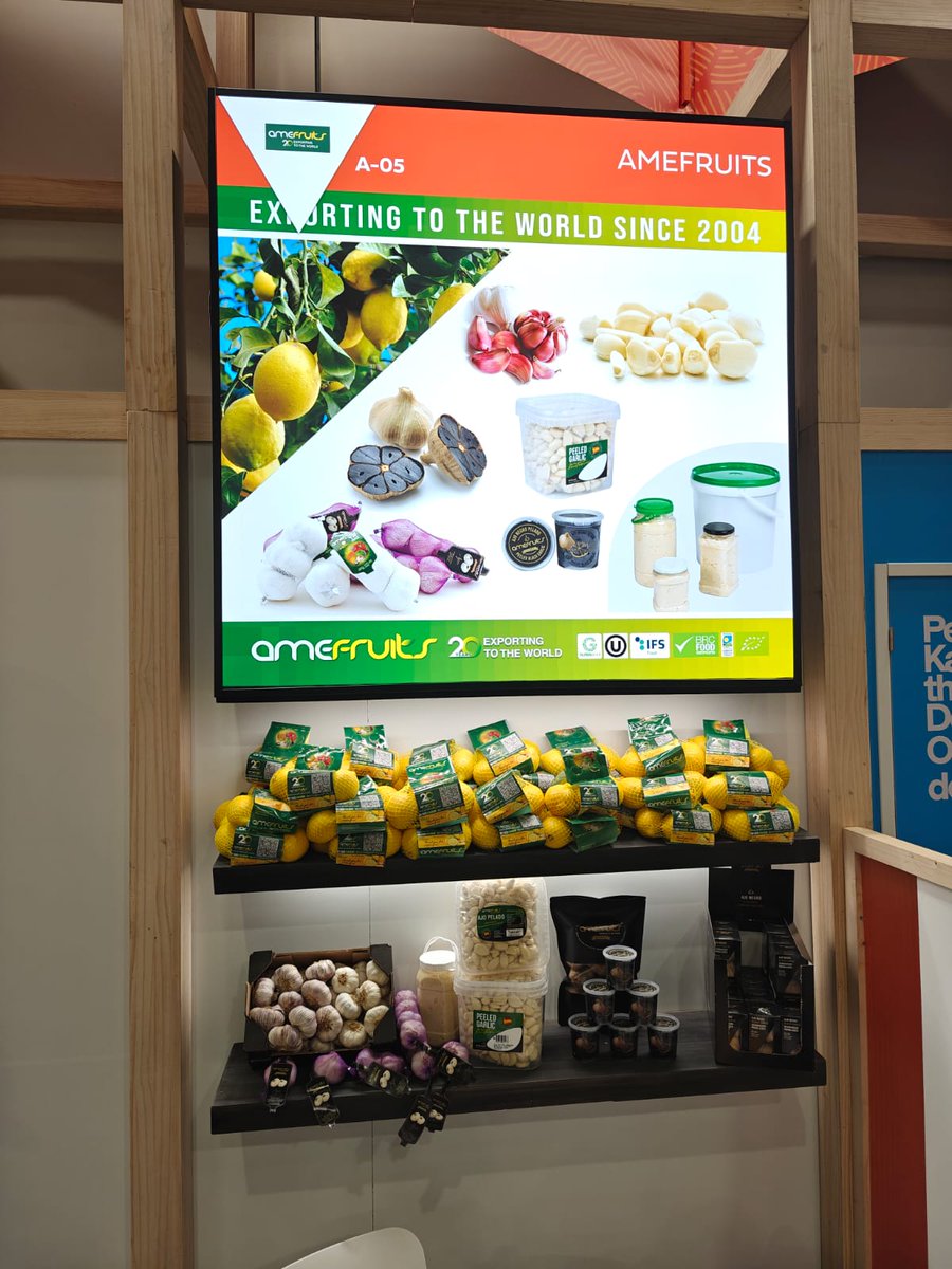AjoNegroAG's tweet photo. 📢 Amefruits en #FruitLogistica2025 🌍🧄🍋Representando la calidad del ajo y el limón de nuestra tierra. Hemos compartido este gran evento con el presidente de la Comunidad Valenciana, reafirmando nuestro compromiso con la innovación y el crecimiento del sector agroalimentario. https://t.co/dAlHb3ONlG