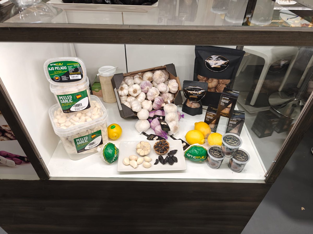 AjoNegroAG's tweet photo. 📢 Amefruits en #FruitLogistica2025 🌍🧄🍋Representando la calidad del ajo y el limón de nuestra tierra. Hemos compartido este gran evento con el presidente de la Comunidad Valenciana, reafirmando nuestro compromiso con la innovación y el crecimiento del sector agroalimentario. https://t.co/dAlHb3ONlG