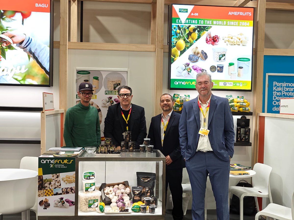 AjoNegroAG's tweet photo. 📢 Amefruits en #FruitLogistica2025 🌍🧄🍋Representando la calidad del ajo y el limón de nuestra tierra. Hemos compartido este gran evento con el presidente de la Comunidad Valenciana, reafirmando nuestro compromiso con la innovación y el crecimiento del sector agroalimentario. https://t.co/dAlHb3ONlG
