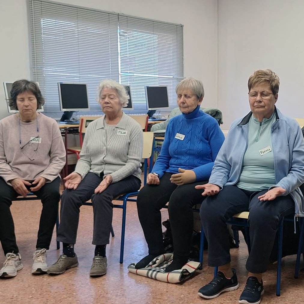 En la Fundación Grandes Amigos no solo acompañamos a las personas mayores 🧓🏻👵🏻para que se sientan menos solas, también nos preocupamos por su bienestar y lo mejoramos realizando talleres de autocuidado y relajación de la mano de la <a href="/UNED/">UNED</a> 🙌🏻