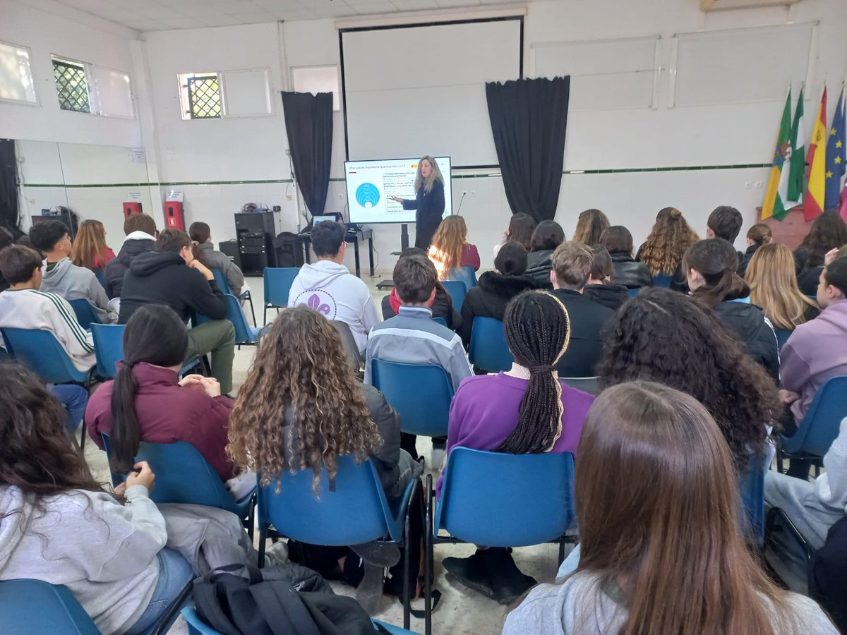 sol_mar_etc's tweet image. En nuestro último taller de autoprotección digital, los estudiantes reflexionaron sobre su seguridad online. 🔒📱
👉 ¿Sabías que la mayoría de ellos bloquea personas en redes, pero aún así acepta desconocidos sin pensarlo?
#Ciberseguridad #ProtecciónOnline #EducaciónDigital