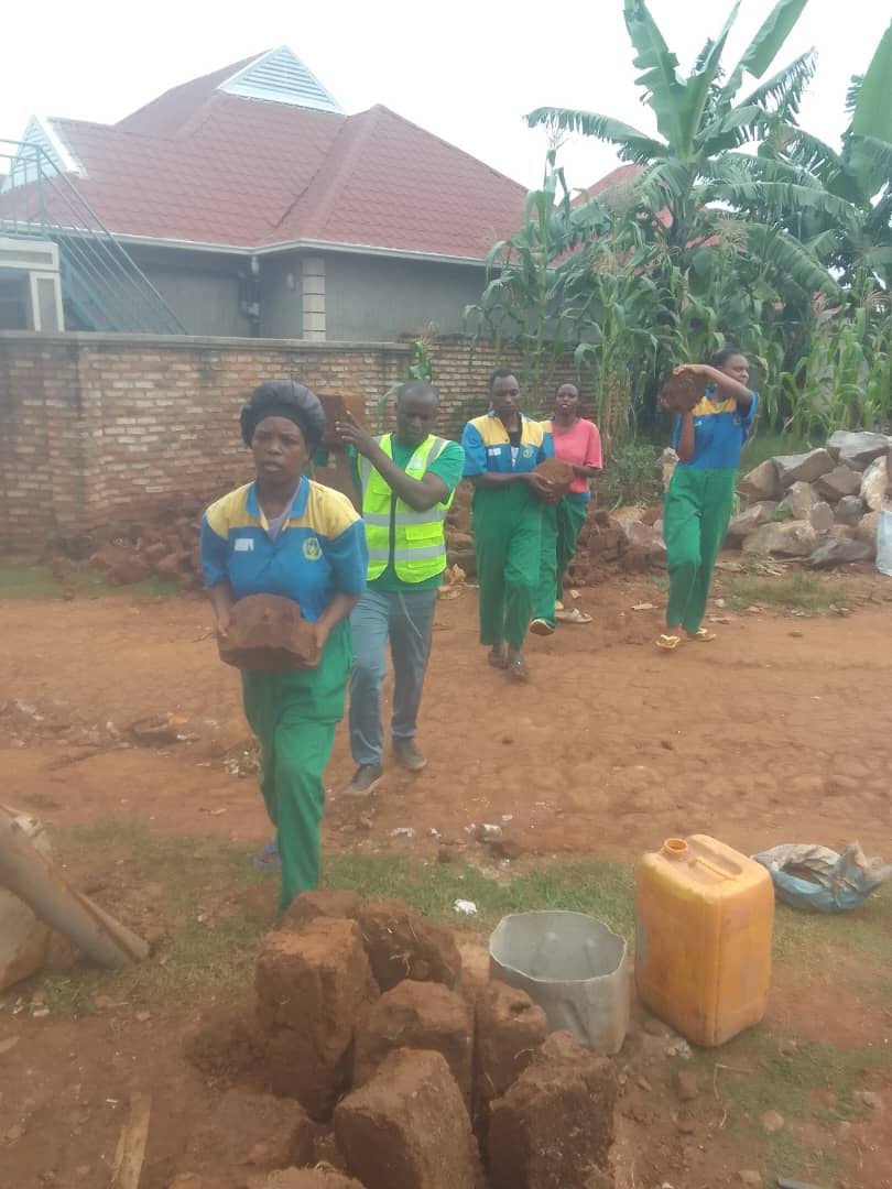 rundaryvcp's tweet photo. Kuri uyu wa Kane @RwandaYouthVol1 bafatanyije ni intore ziri ku urugerero bubakiye umuturage utishoboye muri @RundaSector kubufatanye ni inzego z'ibanze https://t.co/Yh4JeQ8EzC