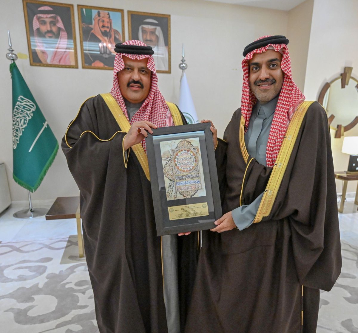 DGDA_SA's tweet photo. تحت رعاية  سمو أمير منطقة حائل، صاحب السمو الملكي، الأمير عبدالعزيز بن سعد بن عبدالعزيز، انطلقت أولى جلسات الأمام في حائل، حيث قدّم د. بدران الحنيحن، المدير التنفيذي للمشاريع الخاصة بهيئة تطوير بوابة الدرعية، رؤى قيّمة حول نشأة الدولة السعودية الأولى قبل 300 عام. https://t.co/QGhG8Y3LYe