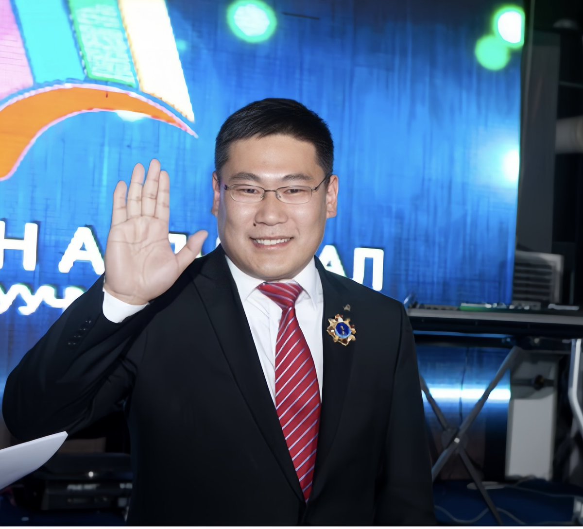 Оюунэрдэнэ огцроод өгөөч

Ах Хүрэлсүх чинь жирэмсэн эмэгтэй тавчигтай халаадтай эмнэлгээс гарахад огцорсон. 
Нэг гэр бүлийн 6 хүн нас барчихлаа

Огцор <a href="/OyunerdeneMN/">Л.Оюун-Эрдэнэ</a>