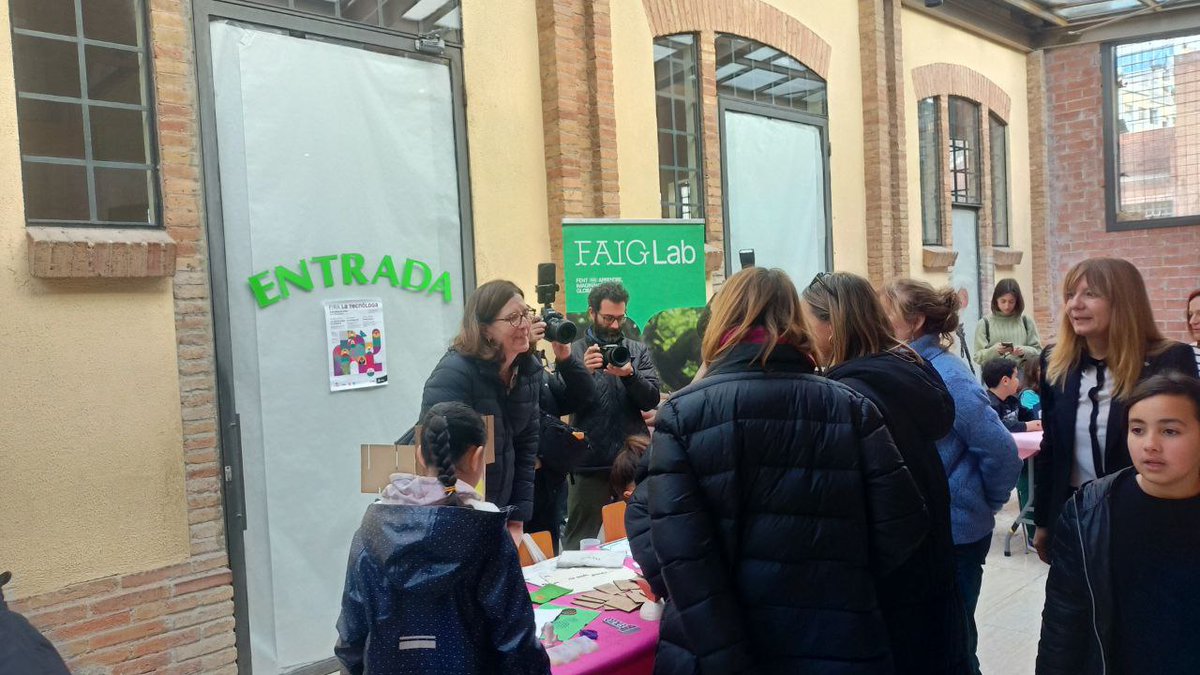 cesirecat's tweet image. Avui estem a la fira LA TECNÒLOGA a Can Massallera de Sant Boi de Llobregat. Una fira on centres educatius comparteixen projectes amb el propòsit d'empoderar les nenes i les dones en la ciència i la tecnologia per potenciar vocacions STEAM. #ProgramaFaig #AprendreambSentit