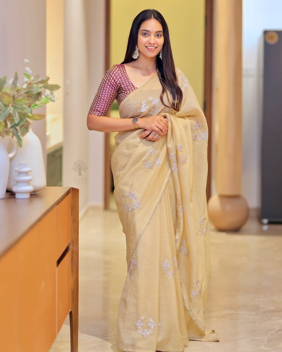 twinkletwins30's tweet photo. Thangam in gold 💛

#pavithrajanani #PavithraJanani𓃵 #Pavithra #Pavi #biggbosstamil8 @Pavithrajaanani https://t.co/NkqqoeqOjR