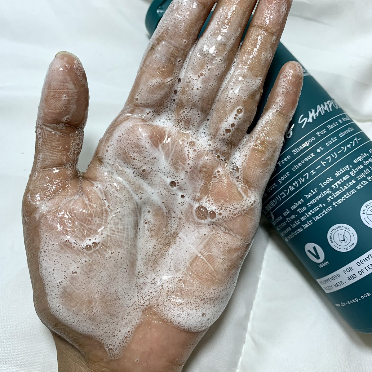 lippppeye's tweet photo. KENAPA JARANG ADA YANG BAHAS SHAMPOO INI PLZZZ???

SHAMPOO LOKAL NON SLS &amp; NON SILICONE, hijab friendly🧕

100% vegan shampoo &amp; eco-friendly! https://t.co/Hju0QI6i4X