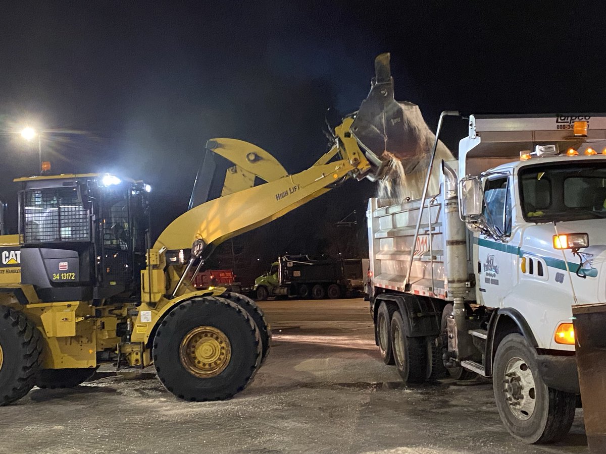 DC, we’re on standby! 🚛

Crews are on the roads, ready to salt if needed. If you’re driving, take it slow, brake gently, and watch out for ice on bridges &amp; overpasses.

Reminder: Reduce speed &amp; leave extra space between cars on potentially icy roads. ❄️🚗