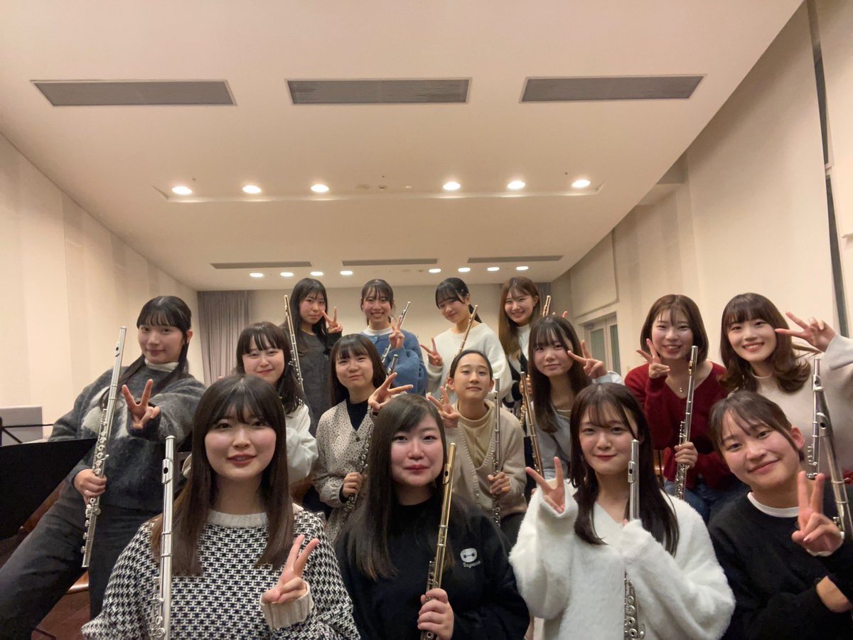 こんばんは🌛東京音楽大学フルート科です！

一昨日、昨日は学外演奏会練習日でした💫🎵

今日の写真はフルートパート📸
学年関係なく全員で意見交換し合って有意義な練習時間になりました！

演奏会は3/24 TCMホールにて！

#フルート #吹奏楽 #オーケストラ