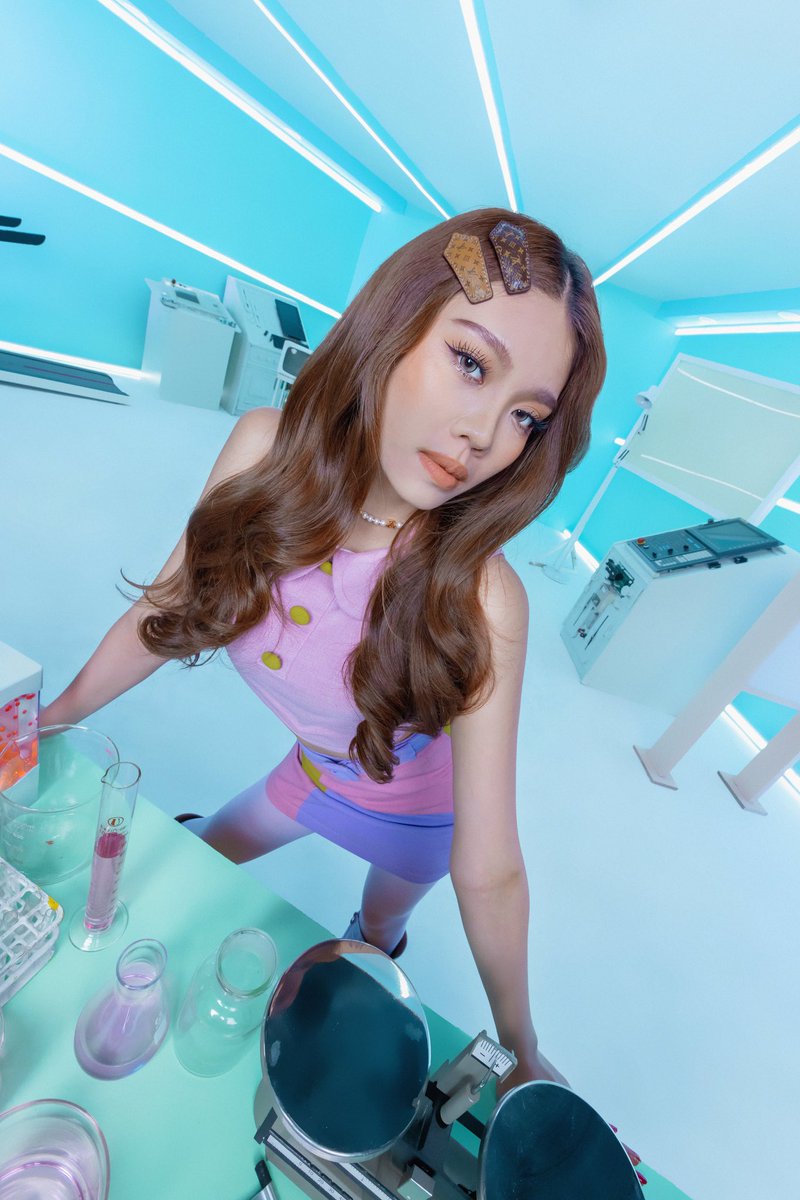 Blink Twice and discover the elements of the BINIverse! 💎💫

Pre-save the link and comment #BINI_BlinkTwice if you’re ready for its release! 👀
🔗 orcd.co/bini_blinktwice

Concept Photo [ Stacey ]
#BINI #BINI_BlinkTwice