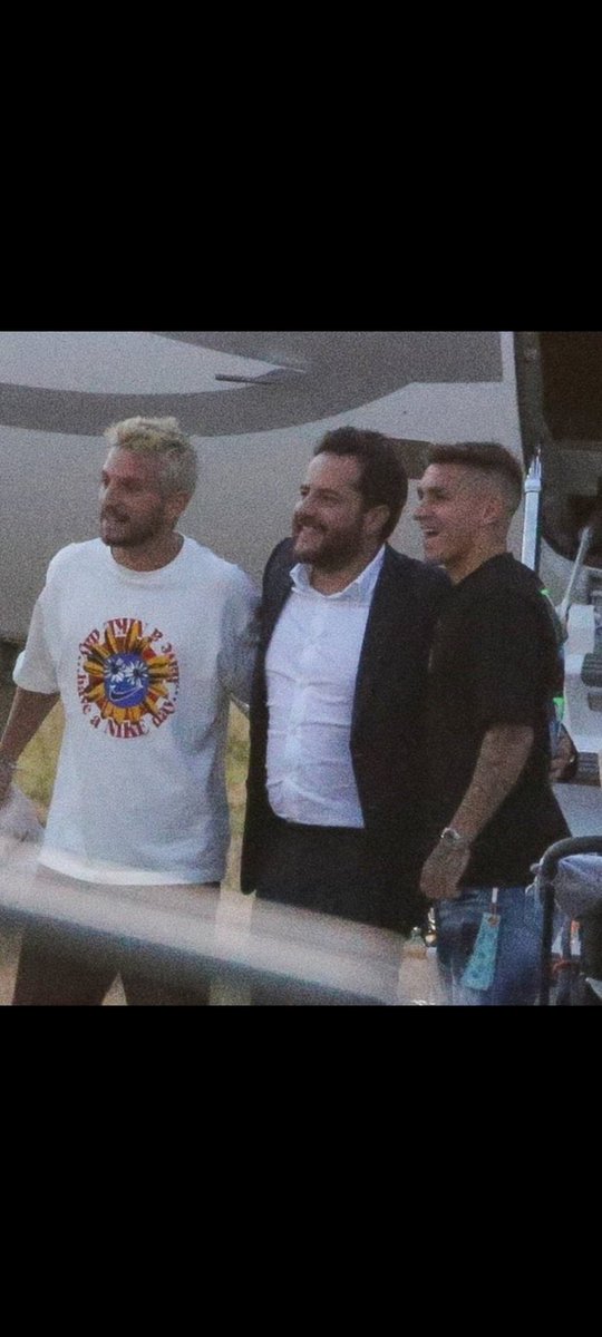 Carlos cuesta muhabbeti bile yönetimin beceriksiz vizyonsuz olduğunun kanıtıdır. Fotoğrafa iyi bakın lütfen. Aynı uçakla 2 transfer gelmişti. Dursuz Özbek dahil tüm yôneticiler özellikle pastacılar erden timur un tırnağı bile etmez. 
#DursunÖzbekİstifa
#ErdenTimurGoereve