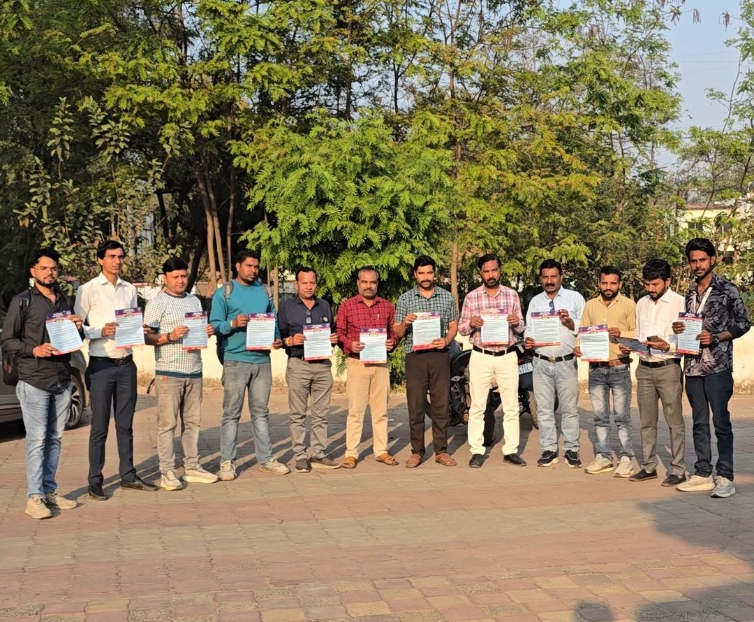 SP_BETUL_'s tweet image. 'Safe-Click' साइबर जागरूकता अभियान के तहत बेतूल साइबर सेल द्वारा मीडिया बंधुओं को पंपलेट वितरित किए गए!!
#Betulpolice #mppolice 
@AmitShah @CMMadhyaPradesh @Cyberdost @DGP_MP @igp_hbd @ips_kmak @mohdept @MPPoliceDeptt @narendramodi @nnjharia