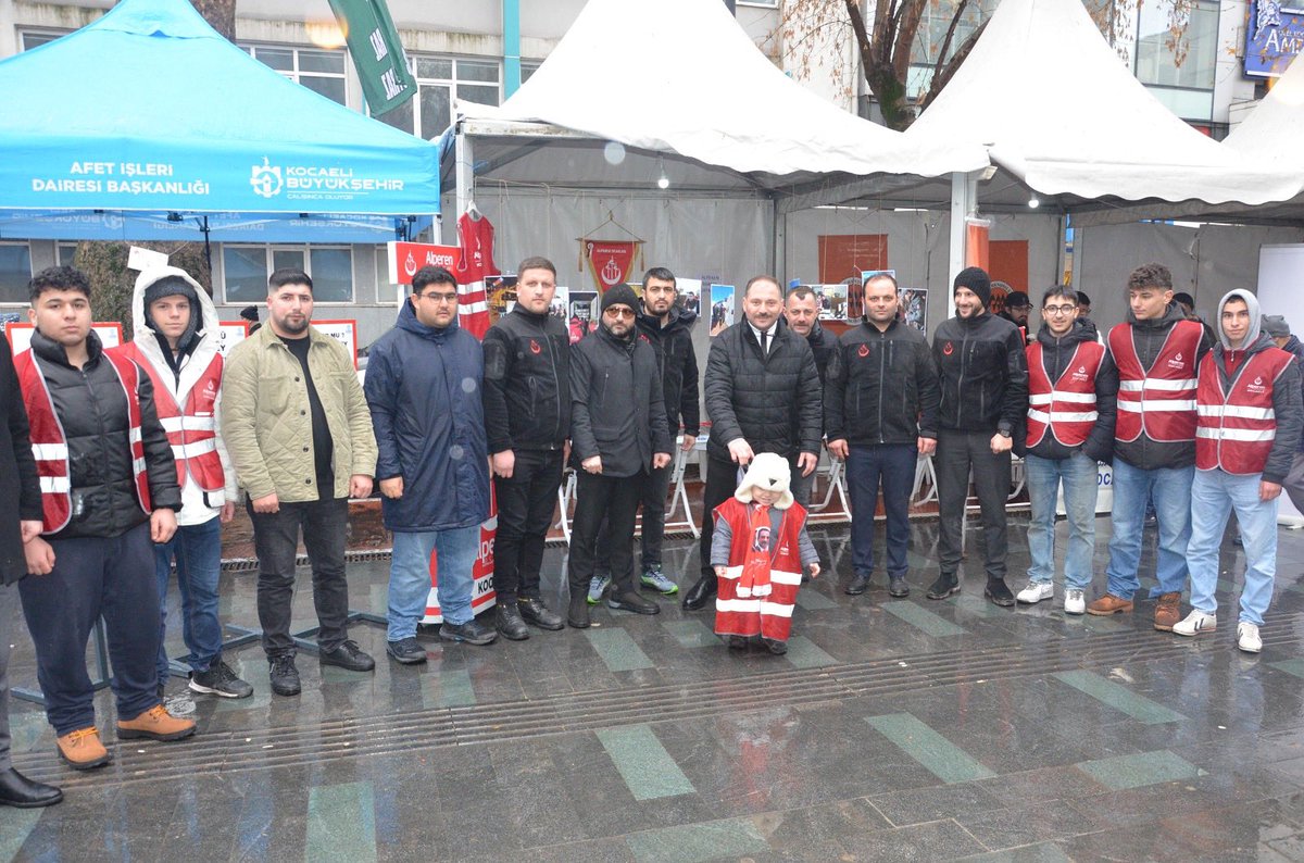 Çok zor zamanlardı RABBİM bir daha böyle bi afet bu Millete göstermesin.
6 şubat afetini anmak için stant açan kardeşlerimizi ziyaret ettik.
#6subat2023