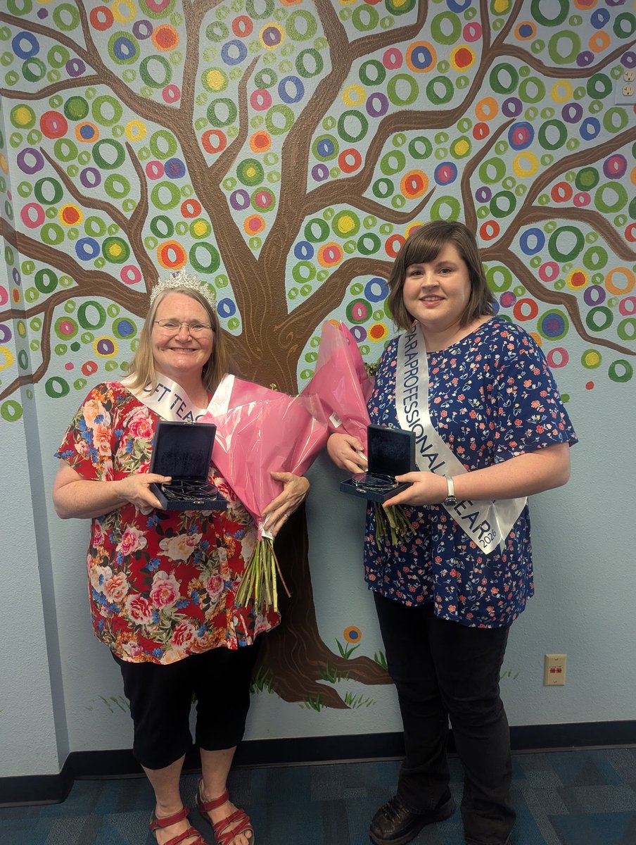 Congratulations to <a href="/DFT_Braves/">Double File Trail ES</a> teacher of the year, Lisa Thompson and paraprofessional of the year, Katelin Taylor! These ladies are truly rockstars! 🤩