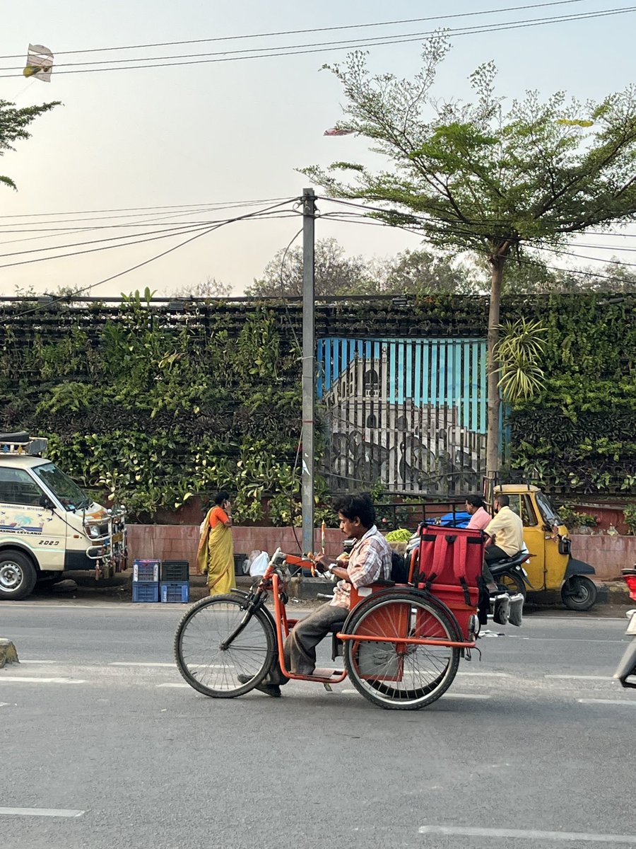 benchintada's tweet photo. Spotted this @zomato delivery man near fever hospital, Nallakunta, Hyderabad. Let the world know his Story.

#Zomato @zomatocare #fooddelivery #zomatodelivery https://t.co/957uO6OnOY