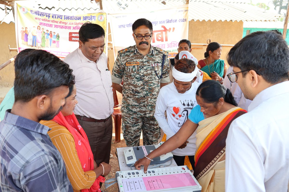 DistrictBijapur's tweet image. कमिश्नर बस्तर श्री डोमन सिंह और आईजी श्री सुंदरराज पी. ने बीजापुर में EVM डेमोस्ट्रेशन और मतदान केंद्रों का निरीक्षण किया।
मतदाता जागरूकता बढ़ाएं, मतदान का सही तरीके से उपयोग करें!
#Election2025 #Bastar #VotingAwareness #मतदान