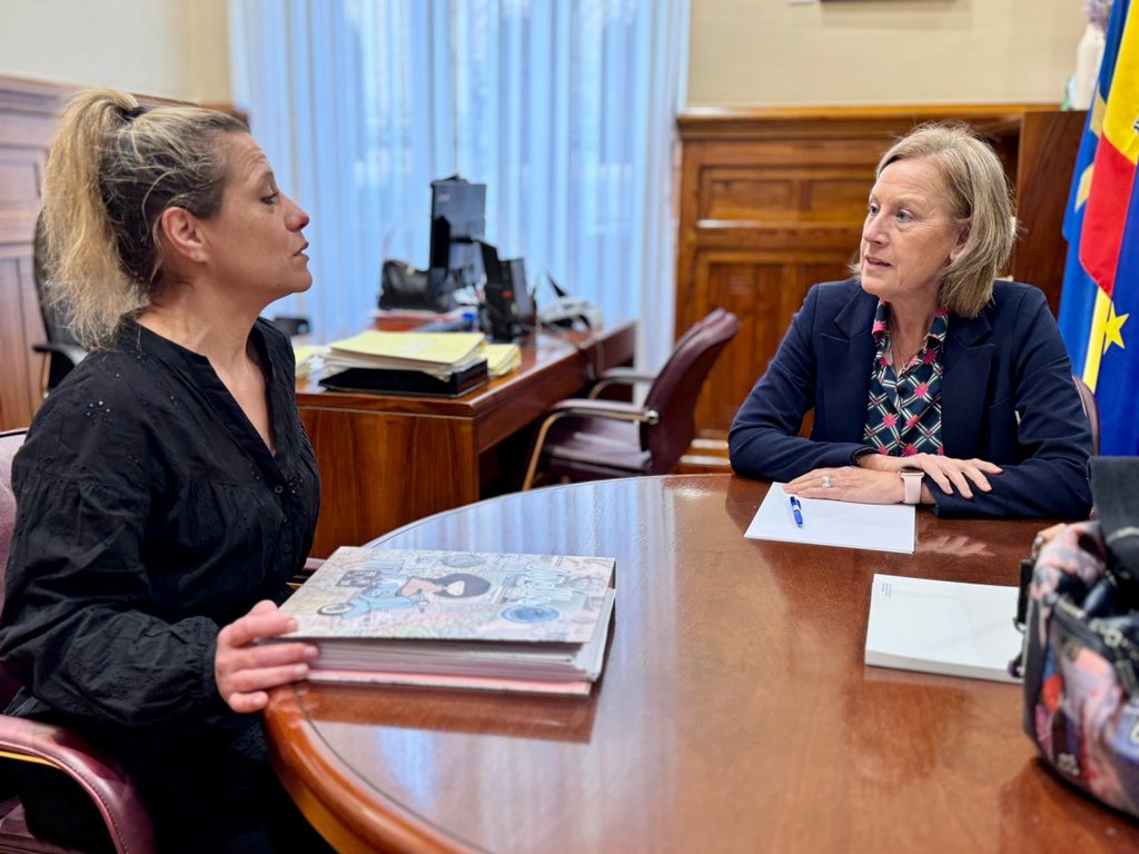GPPAsturias's tweet photo. La diputada @PilarFPardo se reunió con Anabella Gutiérrez, representante de @ADPA_Autismo, para abordar las necesidades urgentes de las personas con autismo en áreas fundamentales como la salud bucodental, la salud mental y otras carencias que requieren mayor atención. https://t.co/gBsCZeaw4E