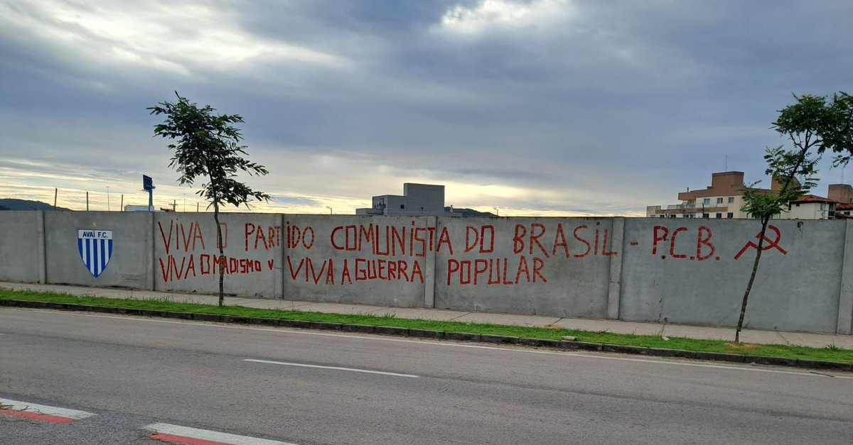 GodoyBf2004's tweet photo. Canalhas, escrotos e vagabundos dos comunistas picharam o CT do Avai. Que sejam penalizados e presos pelo crime. https://t.co/xKLf69sGi5
