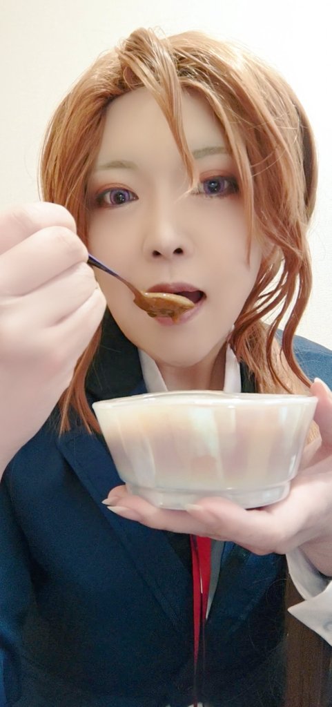 Iam_xxx_Linn's tweet photo. ⚠️Cosplay⚠️

ときメモオンリーイベントで姫条まどかくんのカレーを頂いたので、折角なら…と思い立って色くんコスして食べたのだけど、スパイスが効いてて美味しかったです✨️

兄やんと主人公ちゃんが作ってるとこを眺めながら食べたいなってなりました😌

#ときメモGS
#GSMB 
#三原色 https://t.co/LboOI7f3Bd