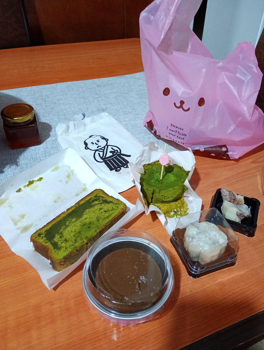 Akeru04's tweet photo. Matcha sweets!!! 🍵🍮 ... Mi vida está en un punto muy raro pero disfrutaré más de las pequeñas cosas :) https://t.co/AmNgdQMH8w