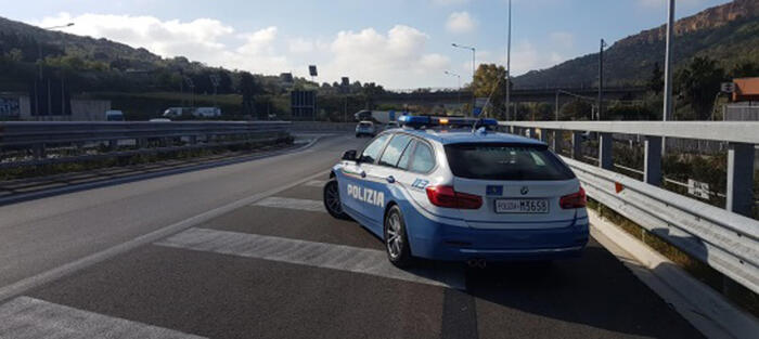 Radio1Rai's tweet photo. 🔵Due #poliziotti feriti a #martellate nella stazione di servizio di Viverone Sud sulla bretella autostradale Ivrea-Santhià, aggrediti dal conducente di un veicolo rubato (un ragazzo francese). Quest'ultimo è stato poi ferito dallo sparo esploso da un agente. Foto repertorio https://t.co/EyzMb78Z87