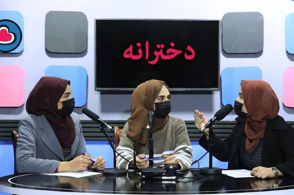 Irruzione nella sede di #Kabul della emittente che mandava in onda lezioni e programmi di istruzione in tutto il Paese: radio delle donne x le donne, fondata l'8marzo 2021, dall'imprenditricee giornalista Hamida #Aman, ora residente a Parigi. Copriva 20 delle 34 province afghane!