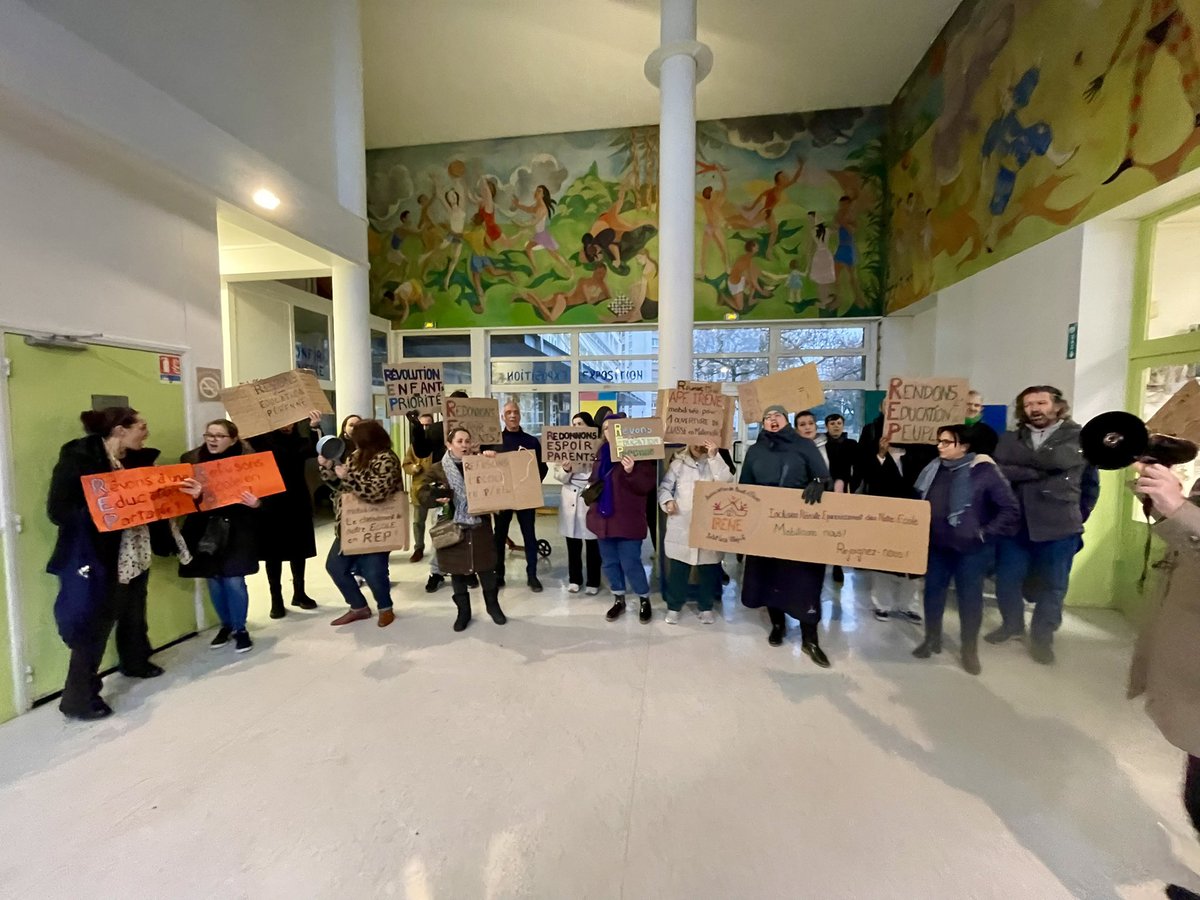 📢 48 parents de Joliot Curie ont occupés les écoles maternelle et élémentaire pour réclamer le classement REP &amp; des ouvertures de classes:
REP : Refusons l’Ecole en Péril !
REP : Révolution Enfants = Priorité !
REP : Rêvons d’une Éducation Populaire !
<a href="/MORUZZIG/">Gérald Moruzzi</a> <a href="/SyLecherbonnier/">Sylvie Lecherbonnier</a>