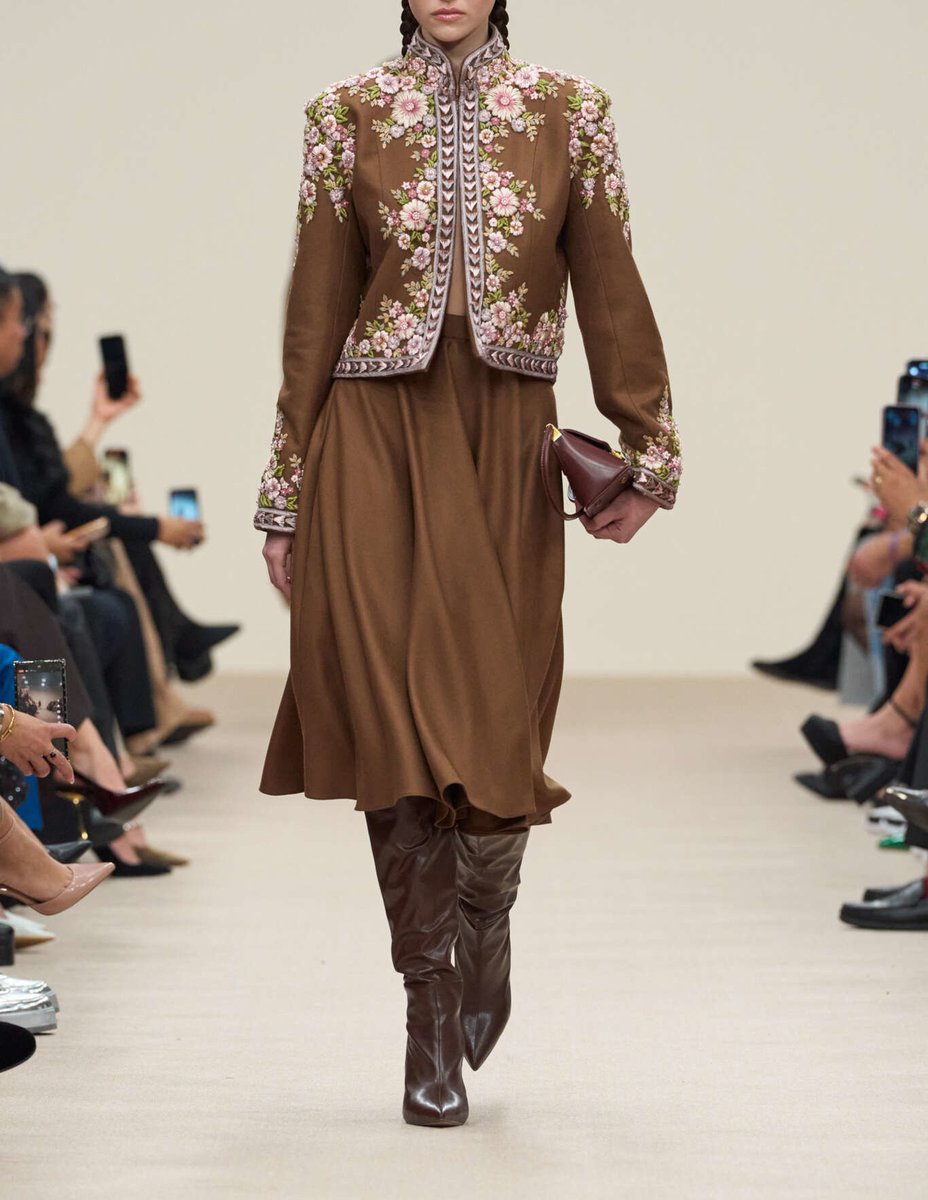 EngBalqeesT's tweet photo. Michael Cinco fall Winter 2025-26 💕
#fashionhistory #art #fashion #streetfashion #style #streetstyleessentials #fashionhistory #Handymade https://t.co/eETVFPUr0t
