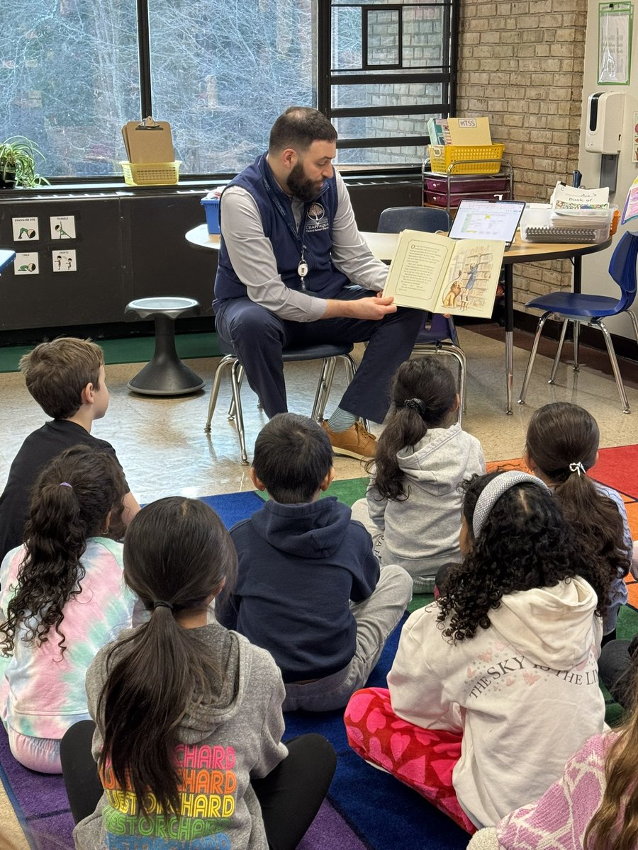 alissa_stoever's tweet photo. @DrAPease @RBSChappaqua @ms_buffaENL @MrsNaaman @chackerman1 @CoachSpillane @geoffcurtis @chappaqua_csd @AdamSchoenbart The #ChapPDTeam mesmerized our 2nd graders with their read alouds! Check out these engaged listeners! https://t.co/zgM8t72Wk2