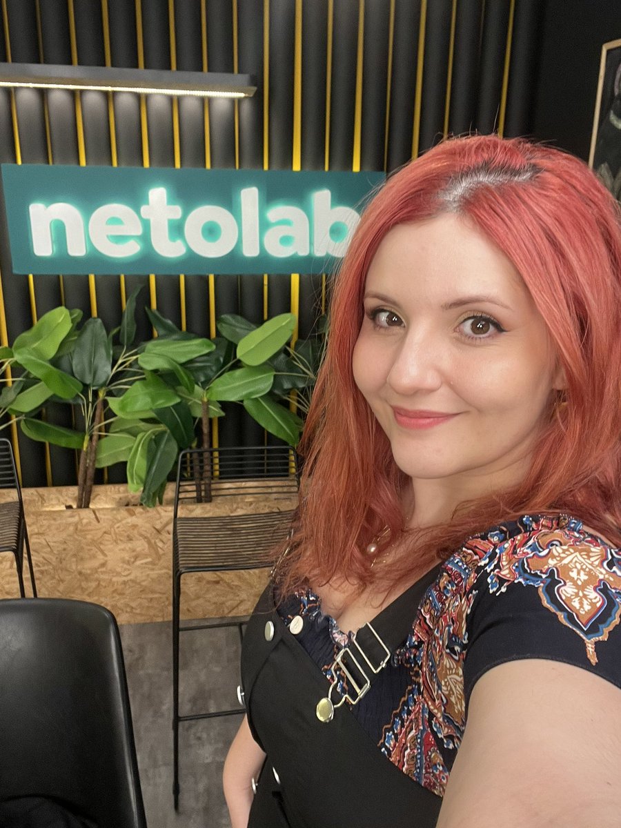 🚨VEJA: Netolab postou uma imagem de uma pessoa misteriosa ao lado do Felipe, e vi está no estúdio. Será que temos vi como convidada do canal?