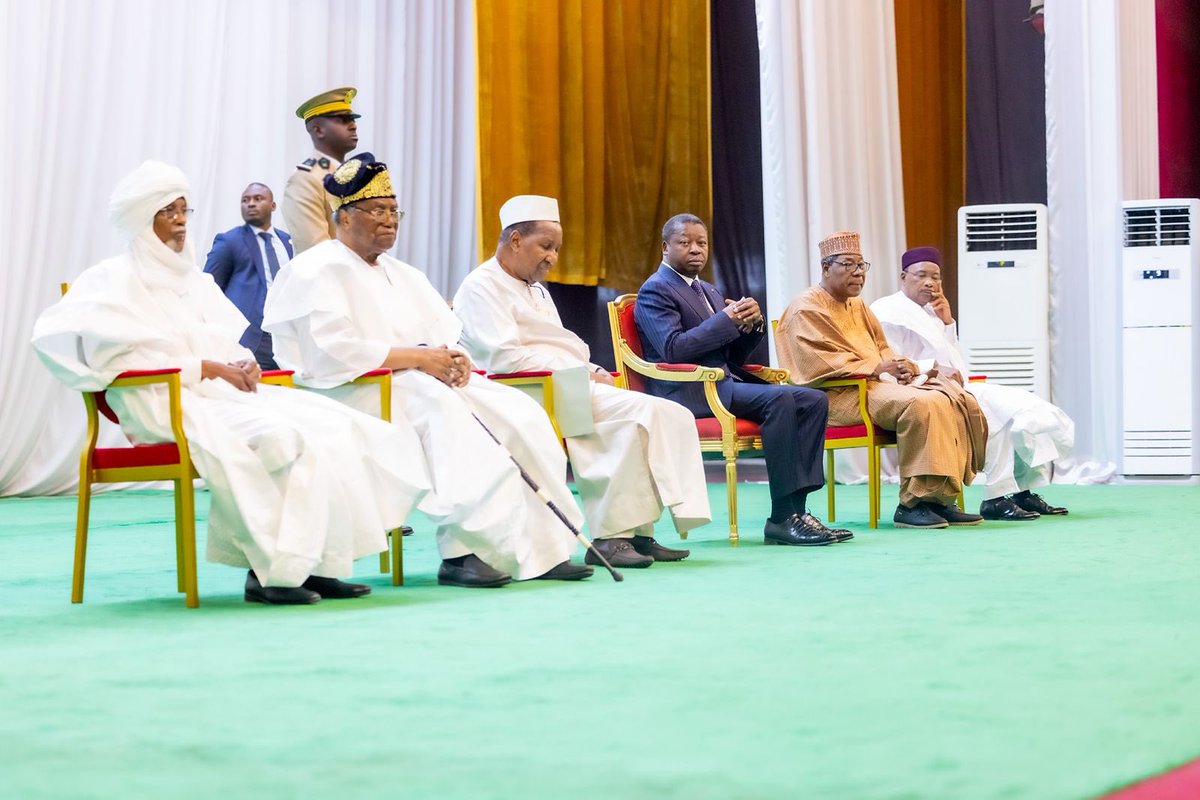 PresidenceTg's tweet photo. Dans la ferveur de la commémoration du 20ᵉ anniversaire du décès du Président Eyadéma, le chef de l’État, Faure Essozimna Gnassingbé a décerné ce 5 février 2025 à Kara, des distinctions honorifiques à deux anciens Présidents africains.

https://t.co/s5MYaUb04k https://t.co/Lj0KjUPNFc