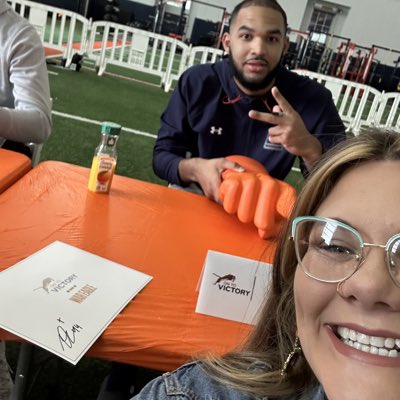brianna_ogle's tweet photo. New profile with @JohniBroome from last year’s meet and greet (thank you @OnToVictoryNIL) when he signed the #InfamousAuburnFoamFinger #wareagle @AuburnMBB https://t.co/UmbrpqwNiw