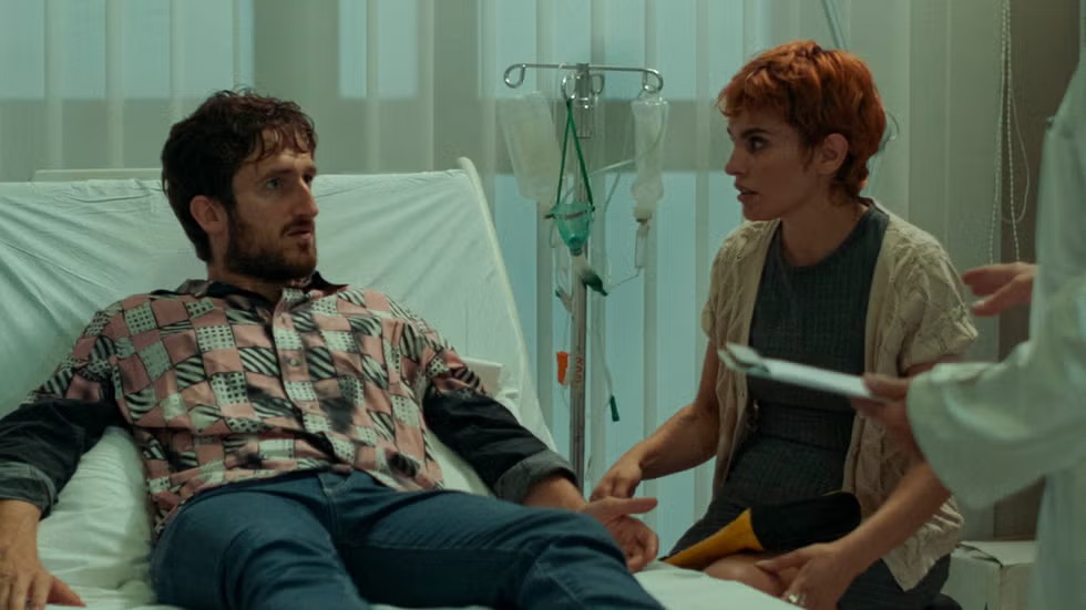 Me lo he pasado muy bien con los dos primeros episodios de 'A muerte', la comedia creada por Dani de la Orden. Personajes patéticos y divertidos, qué bien, pero requetebién que están Verónica Echegui y Joan Amargós.