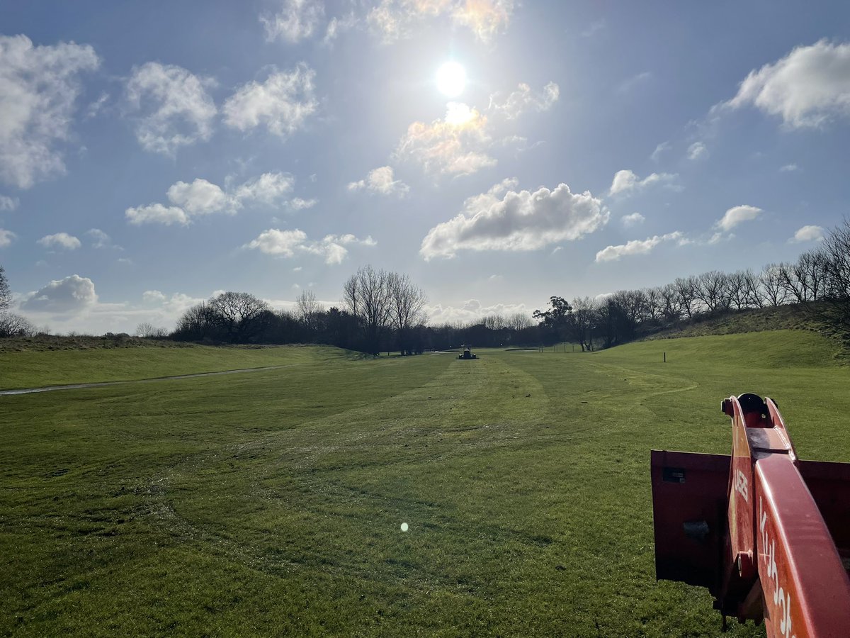 Greens_RGC's tweet photo. Mixed morning so far frosty 🥶 waiting for it to thaw so could roll a couple of greens from 🦌 prints 😩 followed by hand roll on 17th… now sun is out giving some of the fairways the cut &amp; blow dry treatment 🤪🤪 https://t.co/1um7VwVjSw