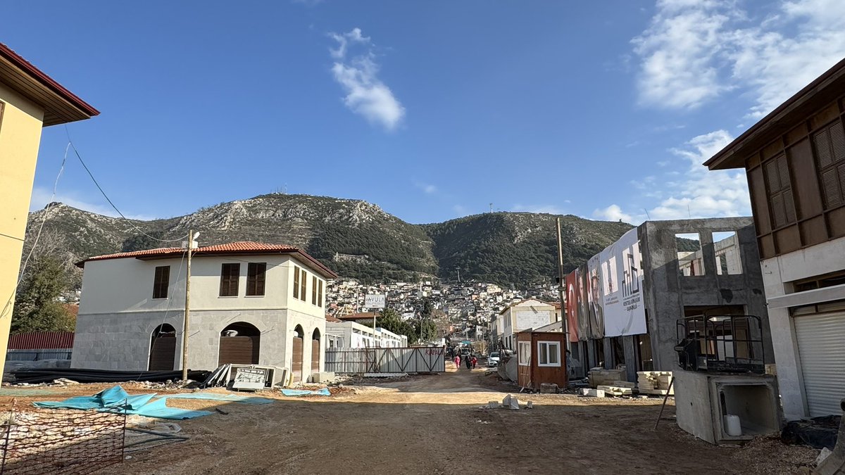 Hatay’da güzel gelişmeler yaşanıyor… Şehrin önemli noktalarından biri olan Kemalpaşa Caddesi, yeniden eski canlılığına ve estetik görünümüne kavuşuyor. Geçmişin izlerini taşıyan bu cadde, yapılan düzenlemelerle birlikte modern bir dokunuş kazanırken, şehrin kültürel ve sosyal