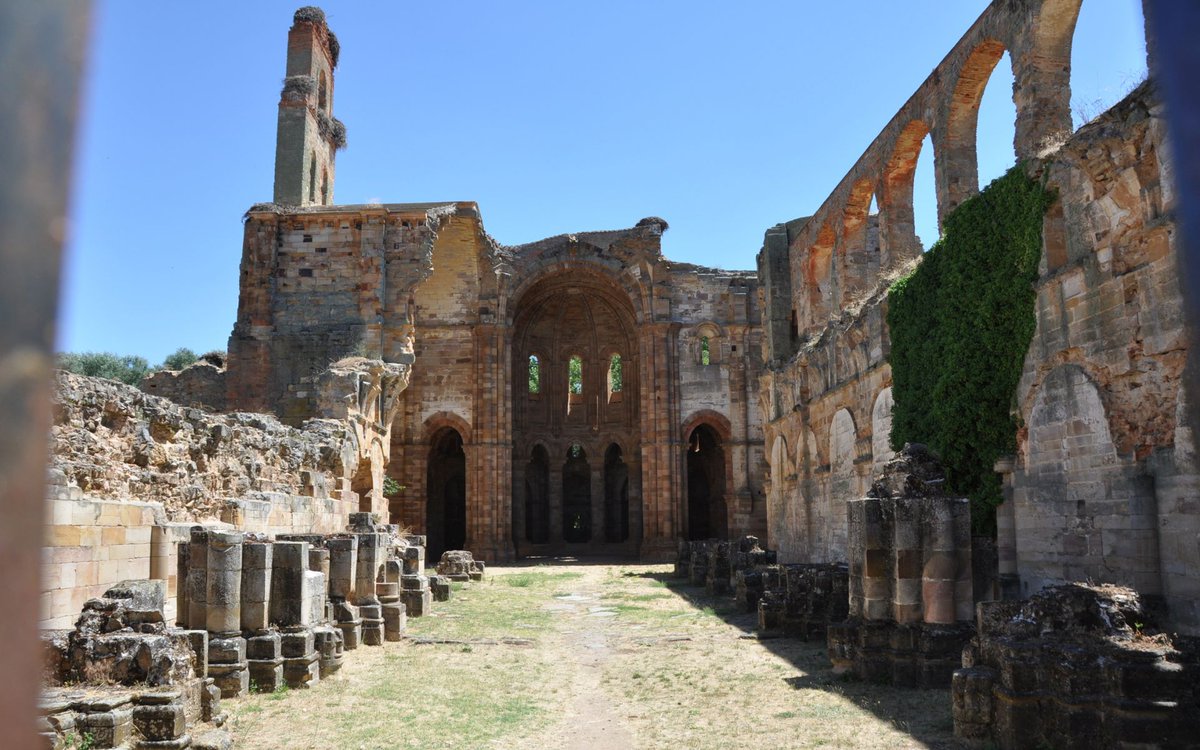 El Monasterio de Moreruela llegó a ser uno de los focos cistercienses más destacados del medievo hispano. Así lo recuerdan hoy sus ruinas, una de nuestras paradas en el itinerario "Monasterios del Esla. Ecos de un viejo reino", del 12 al 15 de junio👉culturviajes.org/tour/esla-25/