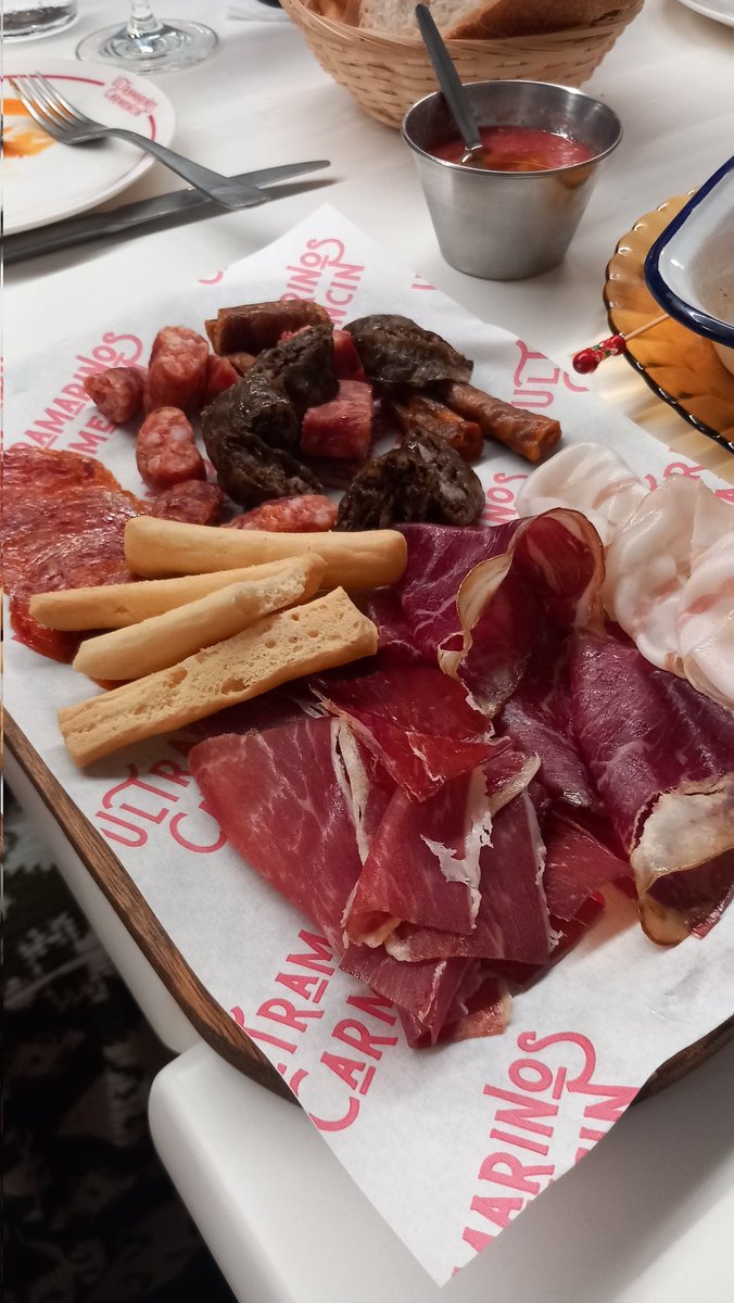 PepGranellTrave's tweet photo. Es Jueves y el cuerpo está pidiendo a gritos estar ya bien d una vez para poder ir a tomar un #vino a Ultramarinos Carmencin 💪🍷🤤
#restaurante #ultramarinos #embutido #ibericos #gastrolovers #comer #restaurant #restaurantes #Burriana #tasca #winelovers  #Twitter #soleterepsol https://t.co/st5Lub2A7X