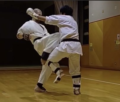 bunburyoudoujp's tweet image. 文武両道 (Bunburyōdō): What is this about?
Hi. I’m posting this here as an introduction to my account.
My account name 文武両道 (Bunburyōdo) is a Japanese idiom meaning to be skilled with both the pen and the sword.
文 (Bun: Literature/culture)
武 (Bu: Martial)
両 (Ryō: Both)…